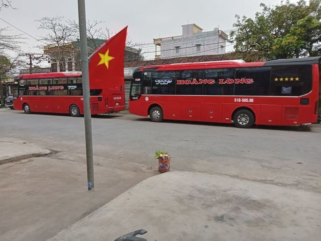 Xe Hoàng Long (Thanh Tùng) Bên hông xe Mặt sau xe Giường nằm 40 chỗ