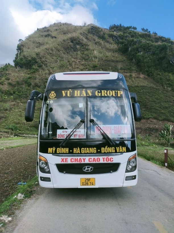 Xe Vũ Hán Group Mặt trước xe Limousine giường phòng 22 chỗ