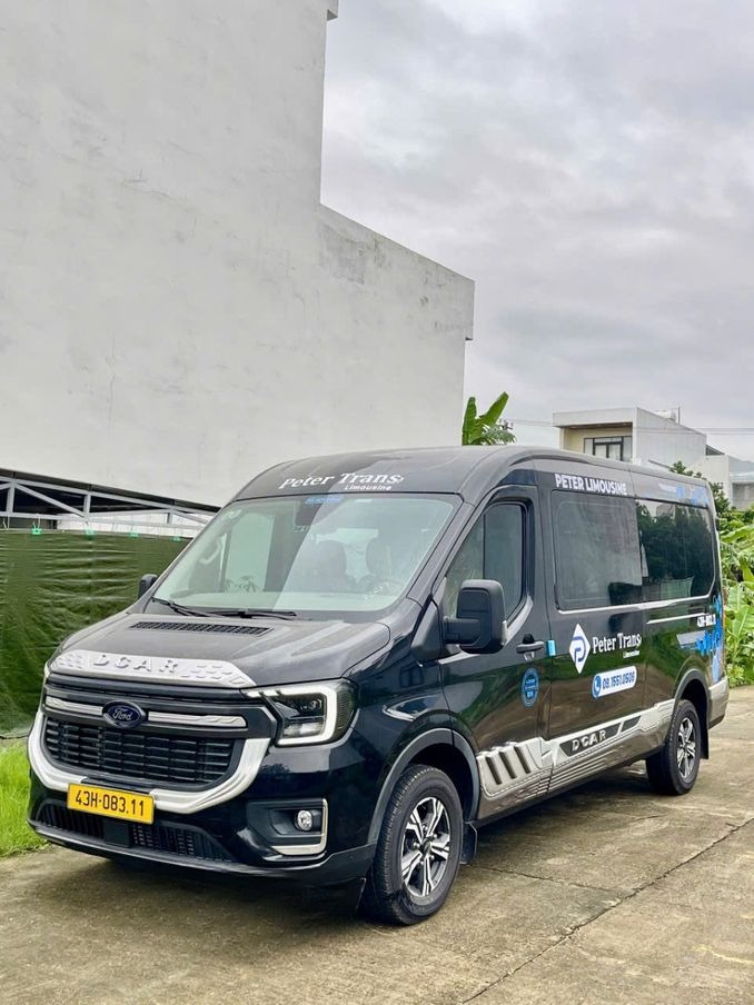 Xe Peter Limousine Mặt trước xe Bên hông xe Limousine 9 chỗ