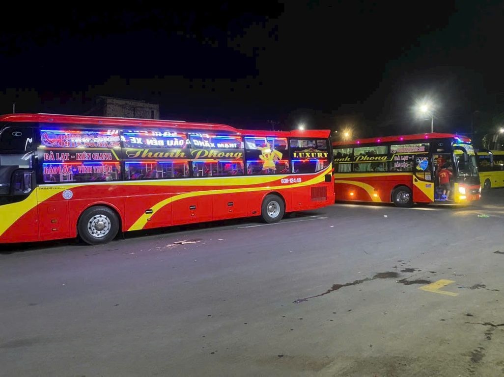 Xe Thanh Phong Bên hông xe Mặt trước xe Giường nằm 40 chỗ
