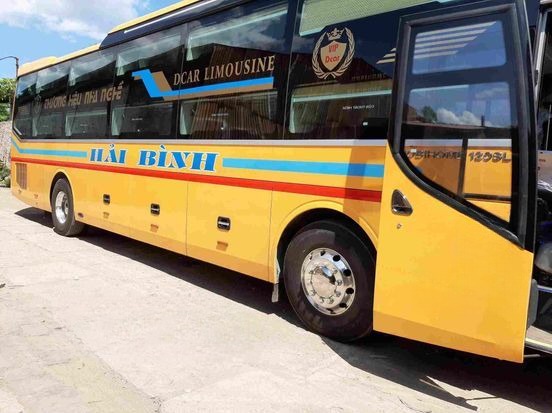 Xe Hải Bình Bên hông xe Limousine giường phòng 22 chỗ