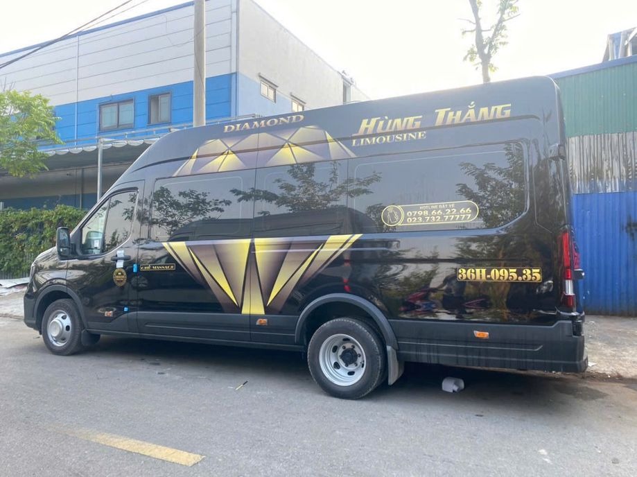 Xe Hùng Thắng (Thanh Hóa) Bên hông xe Limousine 12 chỗ