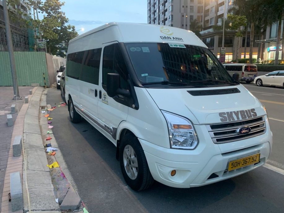 Xe Đan Anh Mặt trước xe Bên hông xe Ford Limousine 9 chỗ