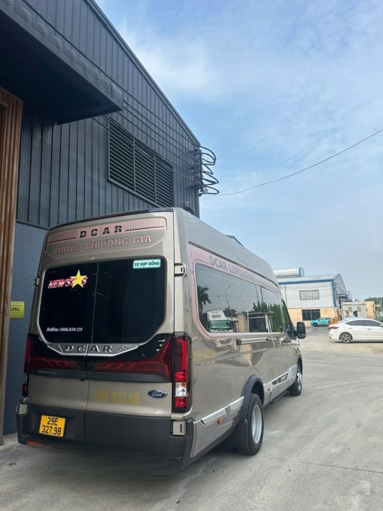 Xe Newstar Travel Mặt sau xe Limousine 11 chỗ