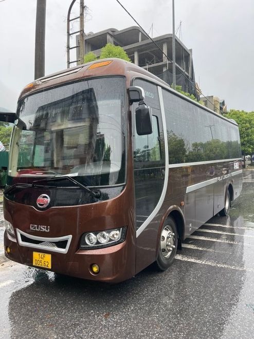 Xe Duy Khánh Limousine Mặt trước xe Bên hông xe Limousine 19 chỗ