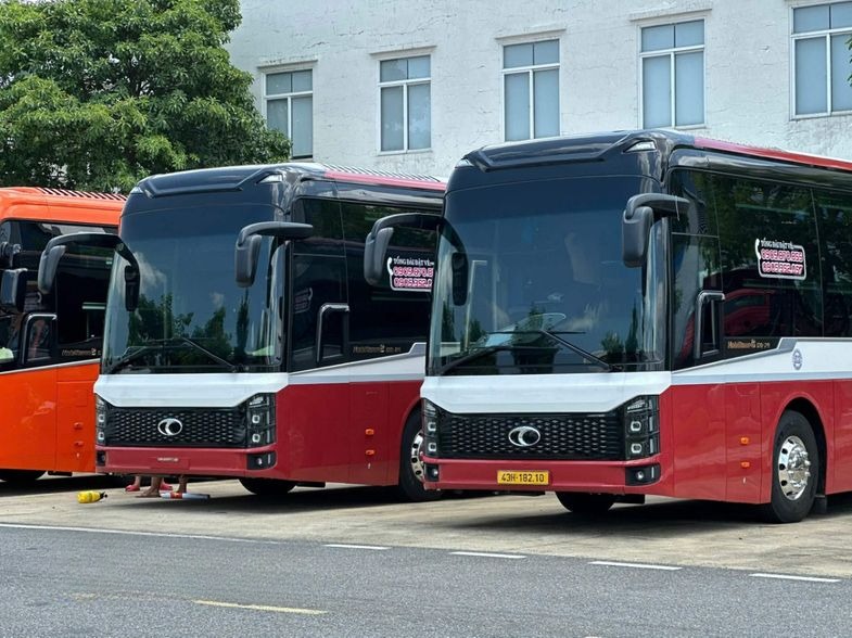 Xe Việt Lào (Đà Nẵng) Mặt trước xe Bên hông xe Limousine 24 phòng VIP
