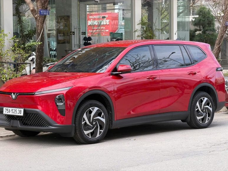 Xe Dũng Car Mặt trước xe Bên hông xe Xe 7 chỗ