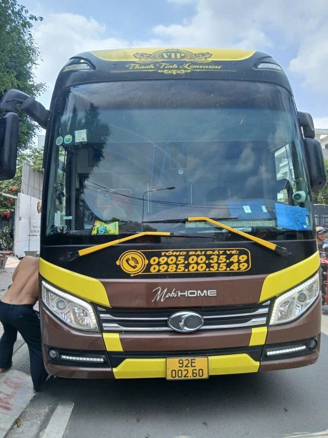 Xe Lovabus Mặt trước xe Limousine 24 phòng