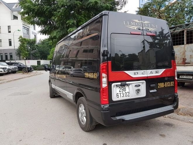 Xe Hoàng Phương Limousine Mặt sau xe Limousine 9 chỗ