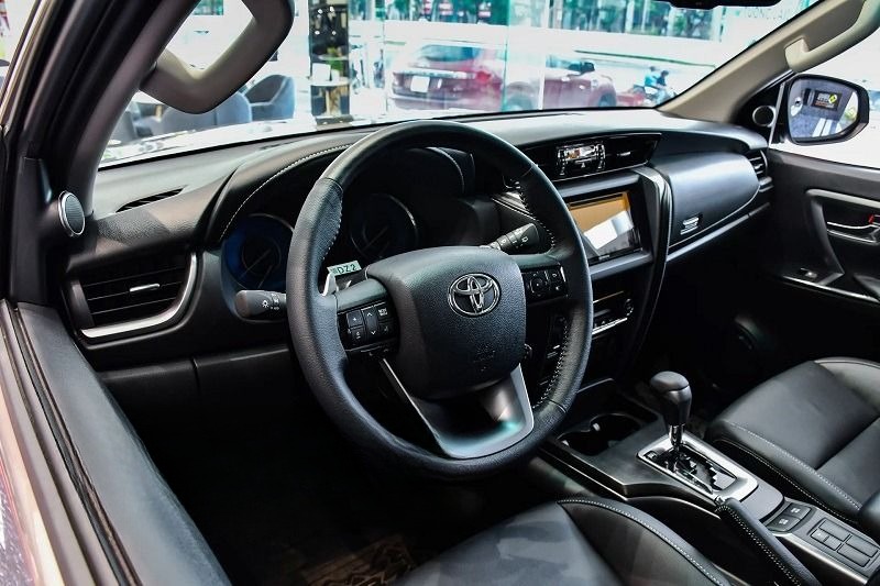 Xe Limousine Duy Tân Tiện ích Nội thất Fortuner 7 chỗ