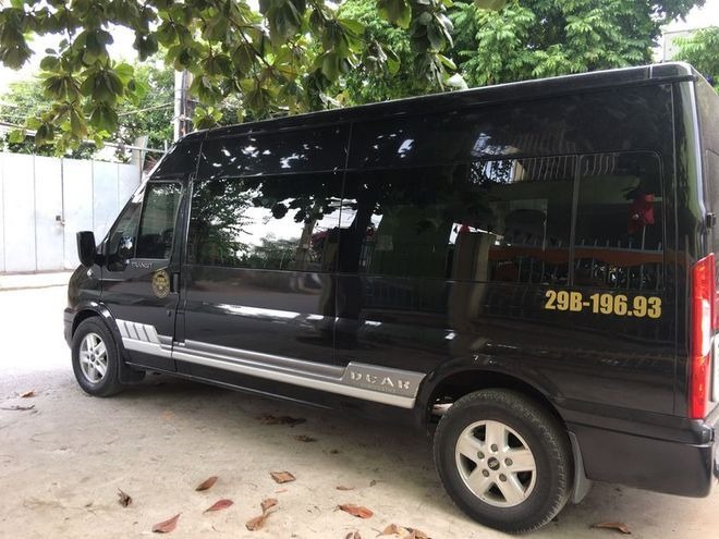 Xe Golden Limousine Bên hông xe Limousine 9 chỗ VIP