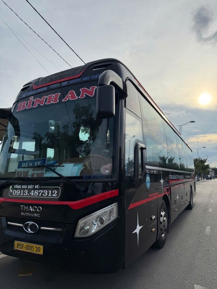 Xe Bình An (Buôn Ma Thuột) Bên hông xe Mặt trước xe Limousine 34 phòng