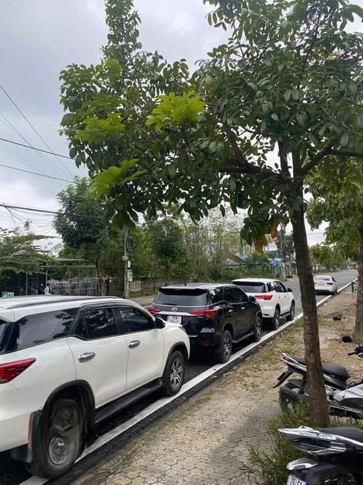 Xe Lovabus Bên hông xe Fortuner 7 chỗ