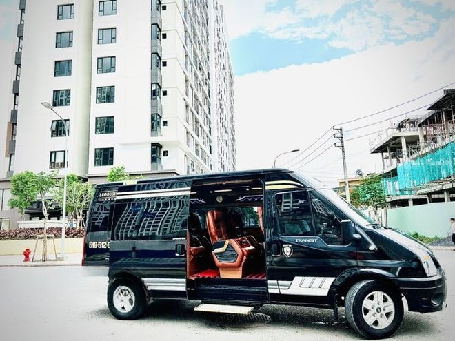 Xe Hoàng Vũ Limousine Bên hông xe Limousine 9 chỗ