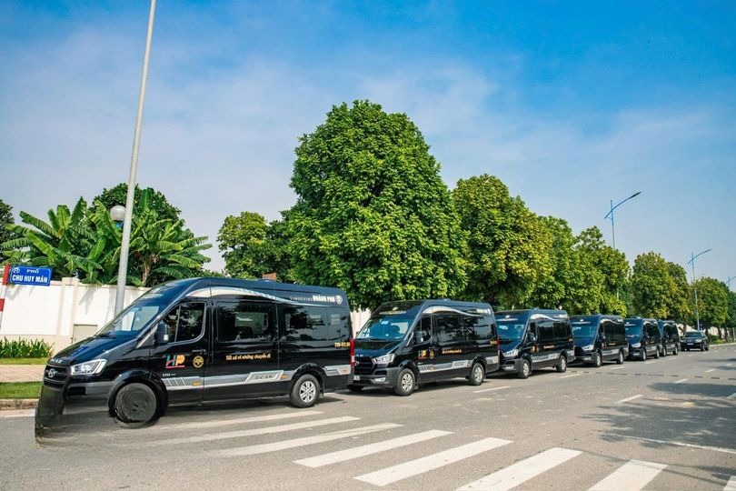Xe Hoàng Phú Limousine (Đà Nẵng) Bên hông xe Limousine 11 chỗ