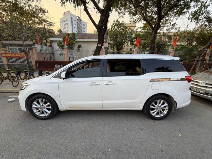 Xe Phi Hùng Luxury Bên hông xe Xe KIA Carnival 6 chỗ
