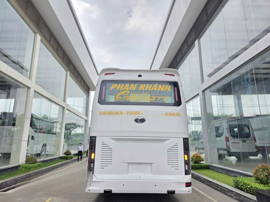 Xe Phan Khánh Mặt sau xe Limousine 34 phòng đơn