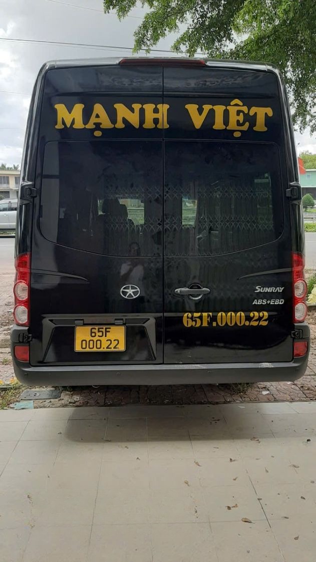Xe Mạnh Việt Limousine Mặt sau xe Limousine 10 chỗ