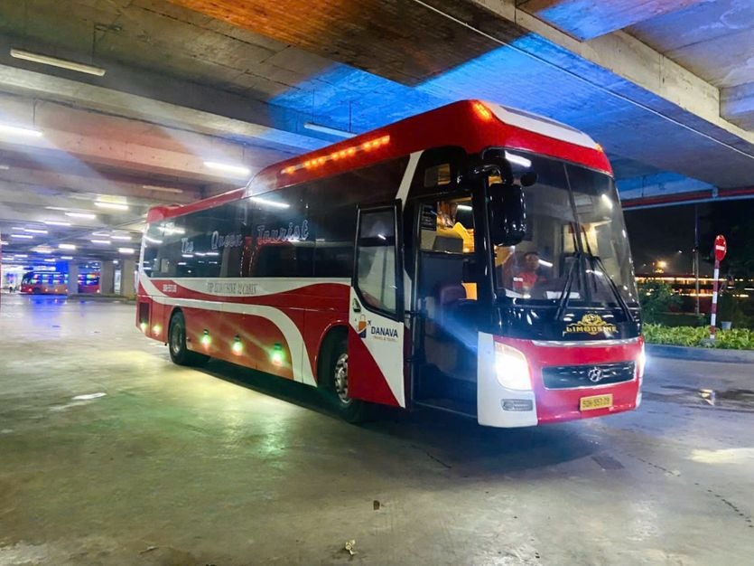 Xe Queen Cafe (Cam Ranh) Bên hông xe Mặt trước xe Limousine 32 chỗ