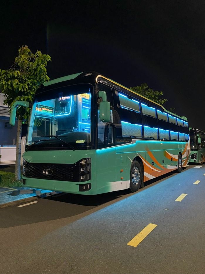 Xe Minh An Express Bên hông xe Mặt trước xe Limousine 24 phòng