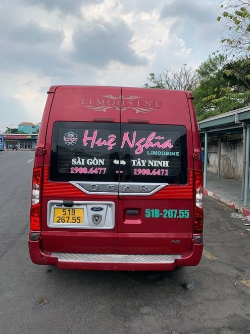 Xe Huệ Nghĩa Mặt sau xe Limousine 9 chỗ