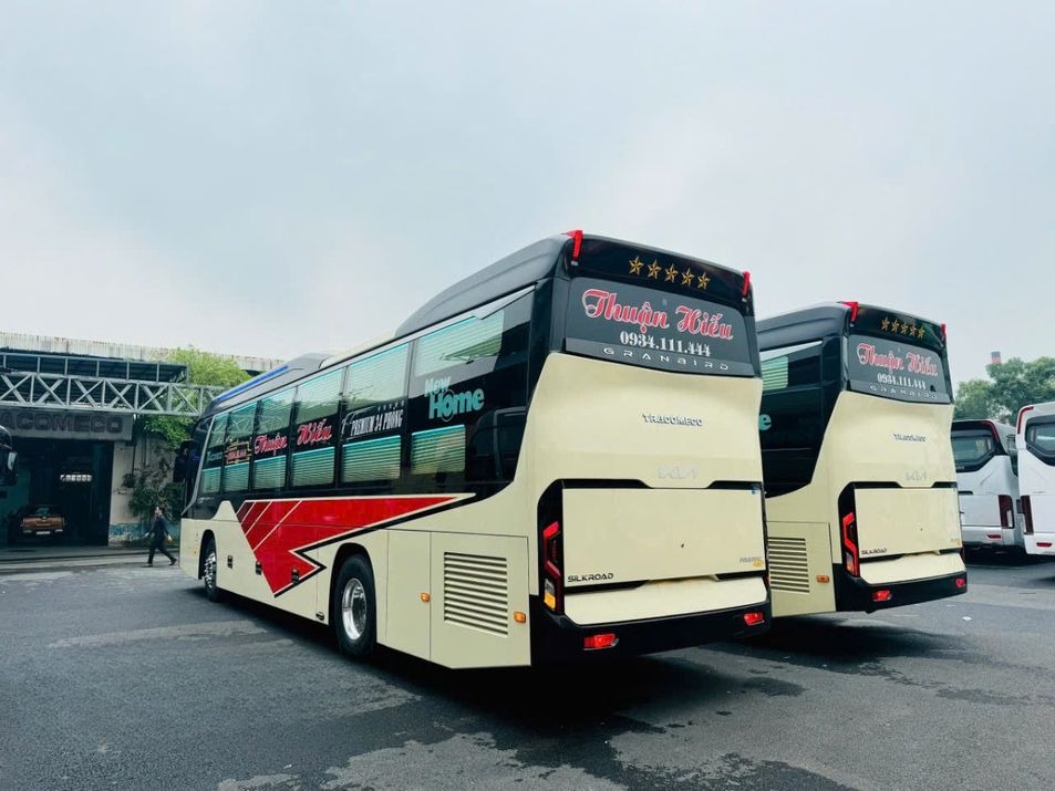 Xe Thuận Hiếu Bên hông xe Mặt sau xe Limousine 34 phòng