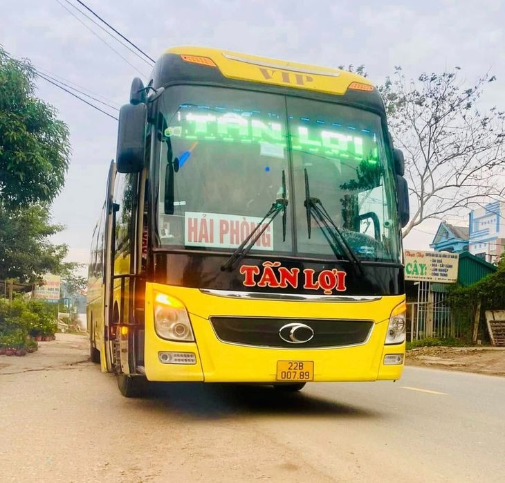 Xe Tấn Lợi  Mặt trước xe Bên hông xe Giường nằm 44 chỗ