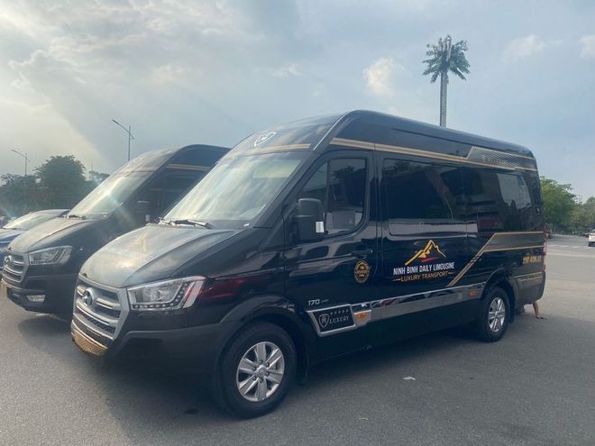 Xe Ninh Bình Excursion Transport Mặt trước xe Limousine 11 chỗ VIP