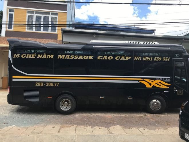 Xe Xuân Tráng Limousine Bên hông xe Limousine 16 chỗ VIP