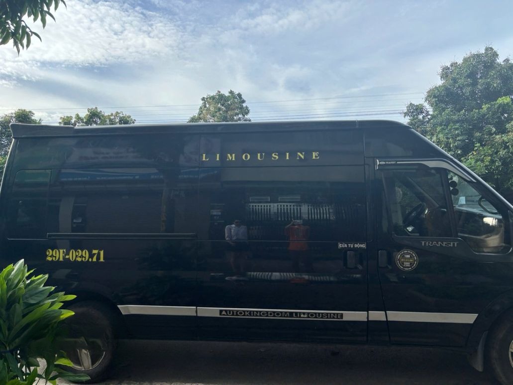 Xe Lovabus Bên hông xe Limousine 9 chỗ