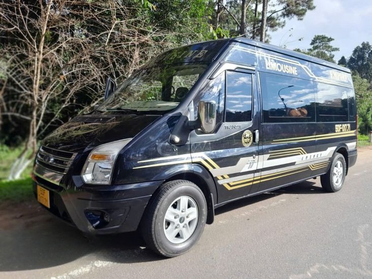 Xe Măng Đen Tourist Bên hông xe Limousine 9 chỗ
