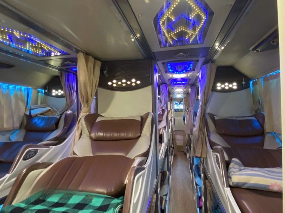 Xe Hoàng Vũ Nội thất Giường nằm Tiện ích Limousine 34 chỗ