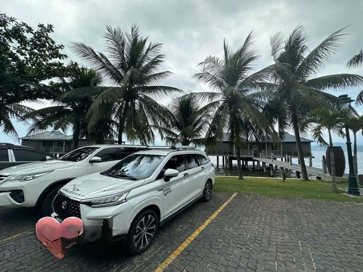 Xe Rin Hà Limousine Bên hông xe Xe 7 chỗ