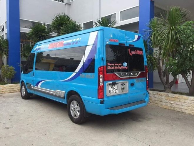 Xe Sao Limousine Mặt sau xe Limousine 9 chỗ