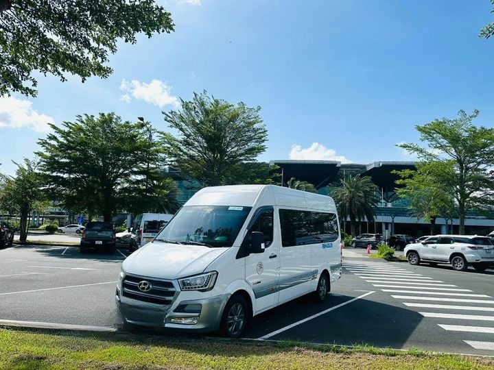 Xe Nguyễn Thành Limousine Mặt trước xe Bên hông xe Limousine 11 chỗ