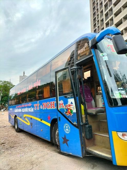 Xe Hoàng Long TN Mặt trước xe Mặt sau xe Bên hông xe Giường nằm 40 chỗ