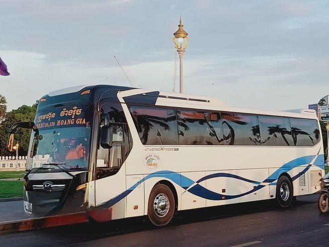 Xe Hoàng Gia Bên hông xe Mặt trước xe Ghế ngồi 45 chỗ