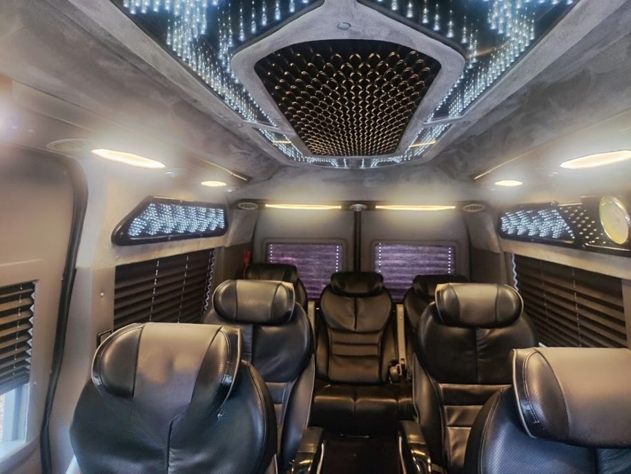 Xe Ray Limousine Ghế ngồi Nội thất Tiện ích Limousine 9 chỗ