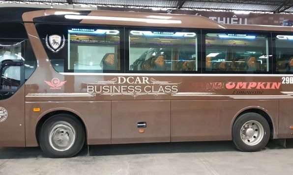 Xe Pumpkin Limousine Bên hông xe Limousine 18 chỗ VIP