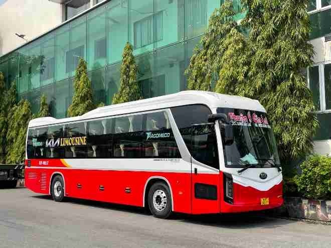 Xe Thuận Ý Bên hông xe Limousine 32 chỗ