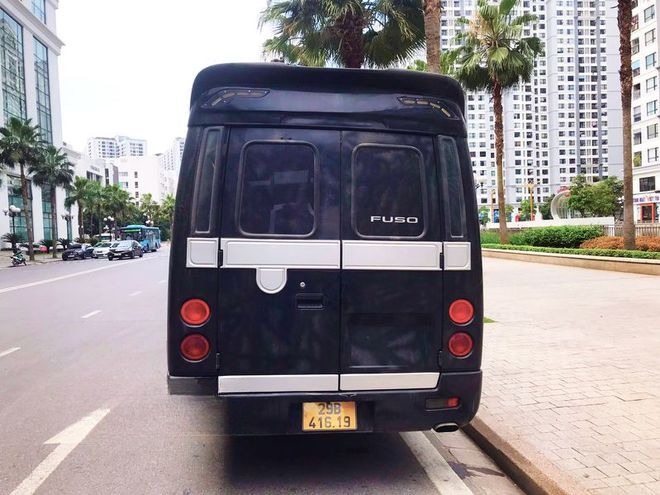 Xe Việt Ngân Luxury Limousine Mặt sau xe Limousine 13 chỗ VIP