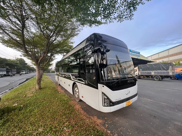 Xe Chí Thuận Mặt trước xe Bên hông xe Limousine 32 phòng