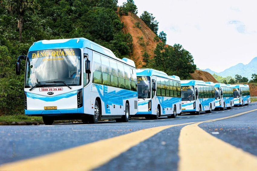Xe Đăng Quang (Hà Giang) Mặt trước xe Bên hông xe Limousine 24 chỗ