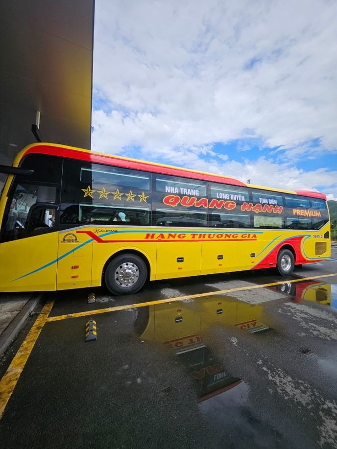 Xe Quang Hạnh (NT) Bên hông xe Limousine 22 phòng (WC)