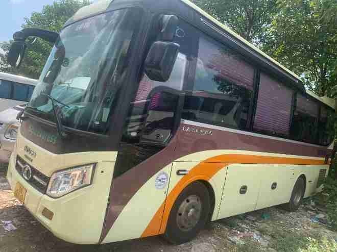 Xe Sapa Express Bên hông xe Limousine 18 chỗ VIP