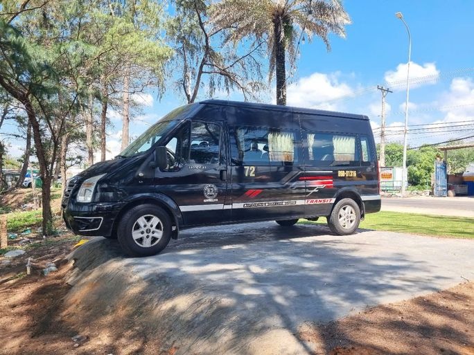 Xe Thủy Hà Linh Bên hông xe Limousine 9 chỗ