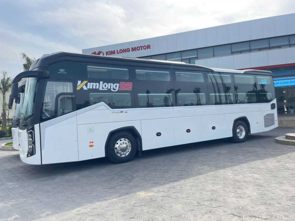 Xe Bus365 Bên hông xe Limousine 24 phòng đôi