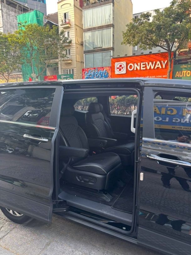 Xe Vũ Hằng Vip Sedan Bên hông xe Xe KIA 7 chỗ