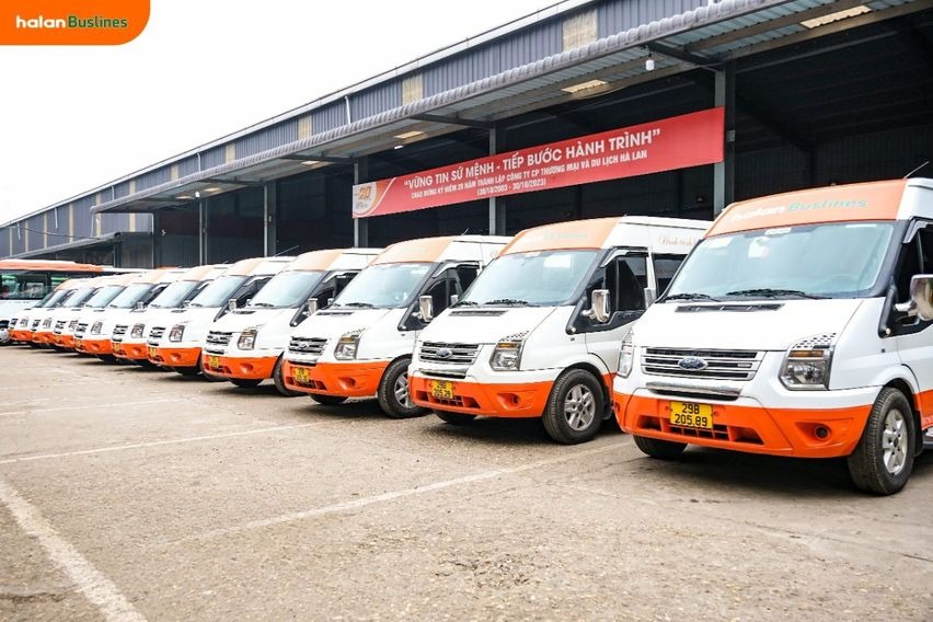 Xe Halan Buslines Bên hông xe Limousine 9 chỗ