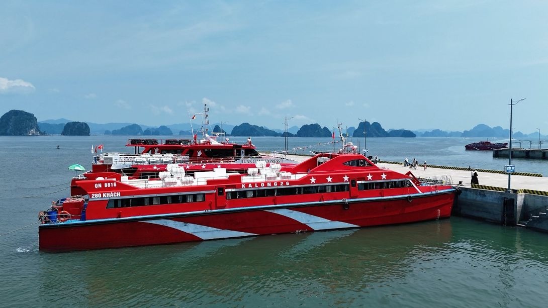 Xe Tàu cao tốc Vân Đồn Bên hông xe Tàu 282 chỗ